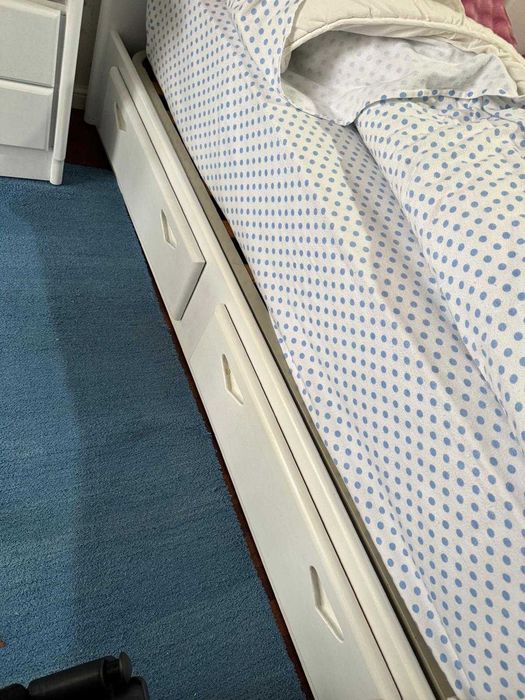 Camas de Solteiro + Mesas de cabeceira