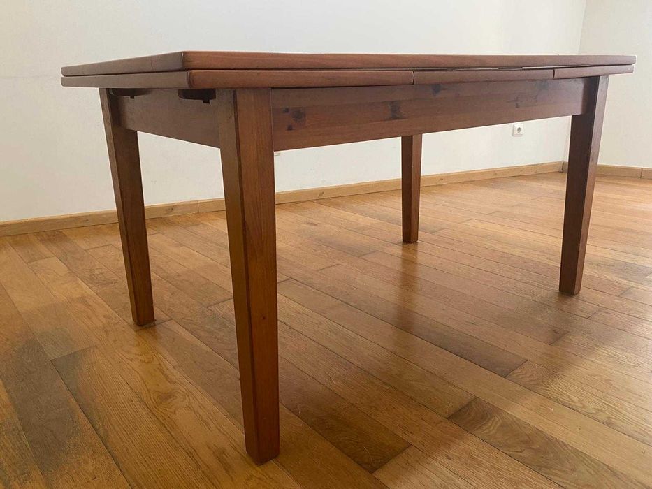 Mesa de refeição com tampo de vidro e extensível, em Madeira maciça.