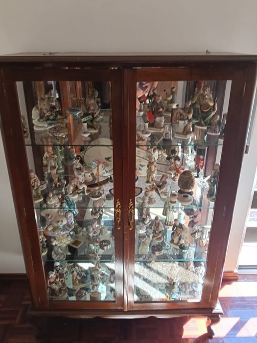 Movel tipo vitrine com varias antiguidades / velharias