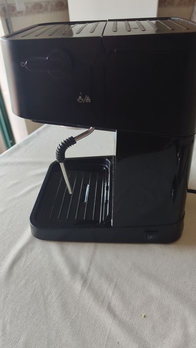 Máquina de Café DeLonghi Stilosa – Como Nova (Menos de 1 ano)