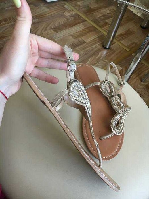 красивые фирменные босоножки 40р