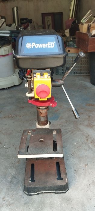 Engenho de furar de bancada (ou furadora de coluna de correias) da marca PowerED, modelo PDP20013S