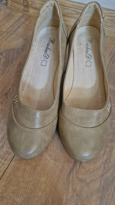Buty na obcasie damskie beżowe 36