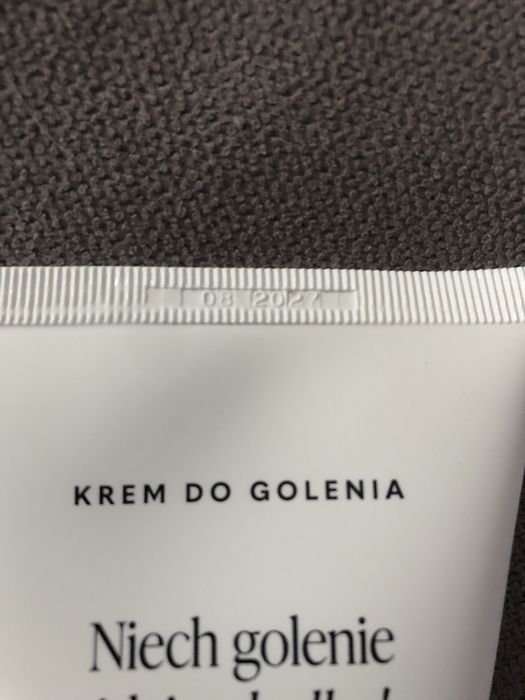 Zestaw kremu do golenia i peeling do okolic intymnych.