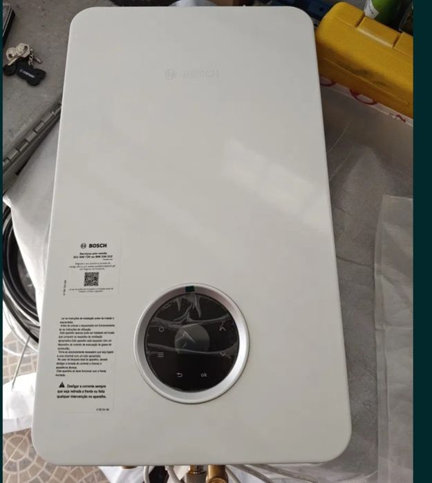 Esquentador Automático Bosch 
Este esquentador nunca foi usado, nem foi instalado.