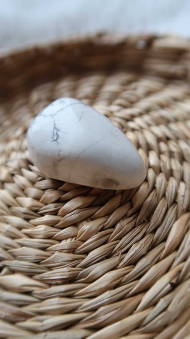howlit kamień wisiorek zawieszka naturalny