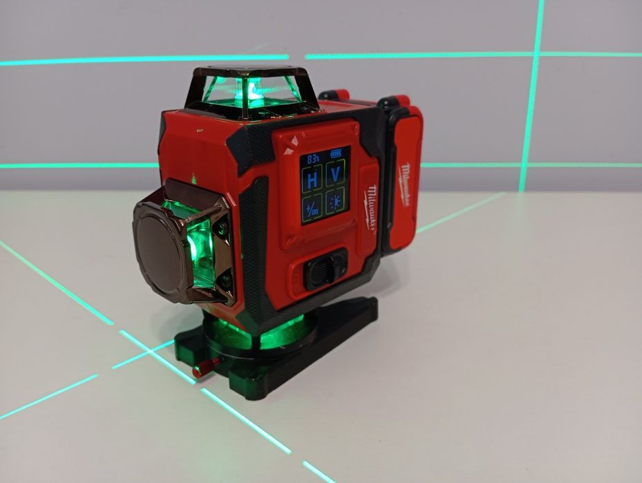 Штатив 1м. Лазерний рівень Milwaukee 4D. 2 АКБ. Кейс. Лазерный уровень