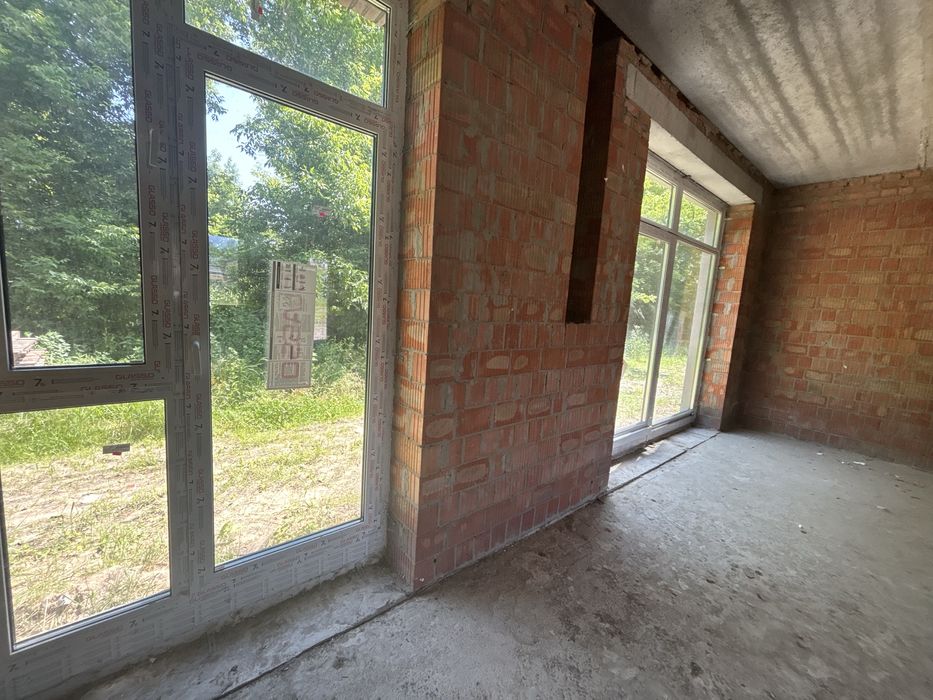 Просторий і стильний будинок у сучасному котеджному містечку