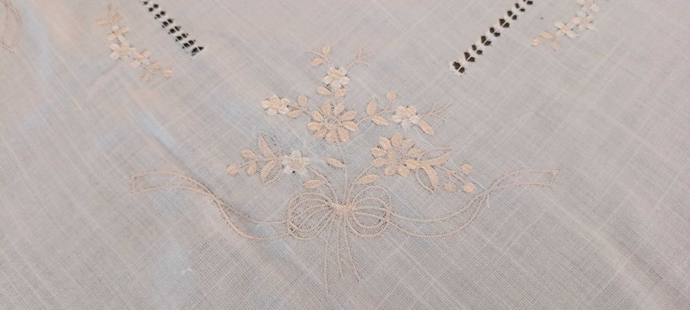 Toalha de Mesa Branca de Algodão