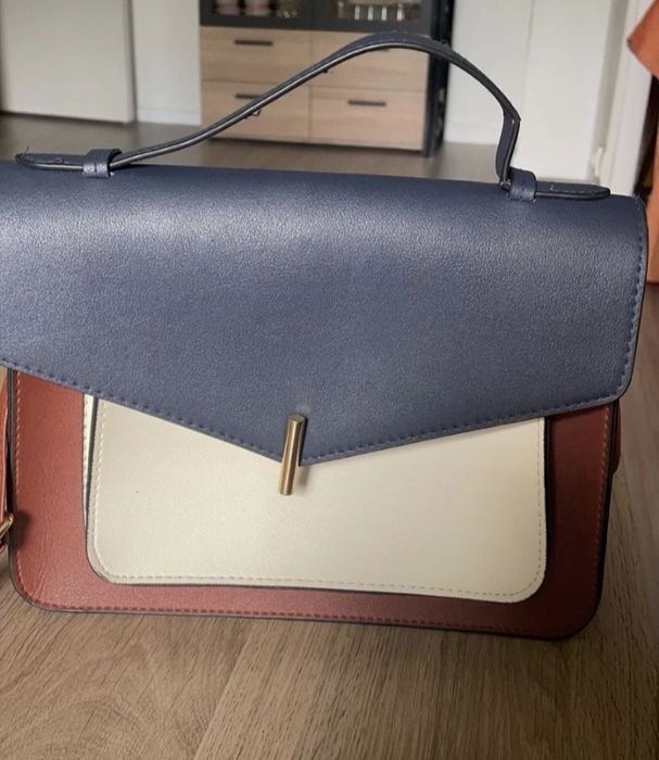 Mala  beje, castanho e azul escuro.