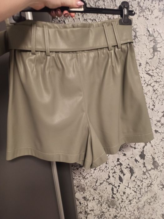 Шорти екошкіра оливка