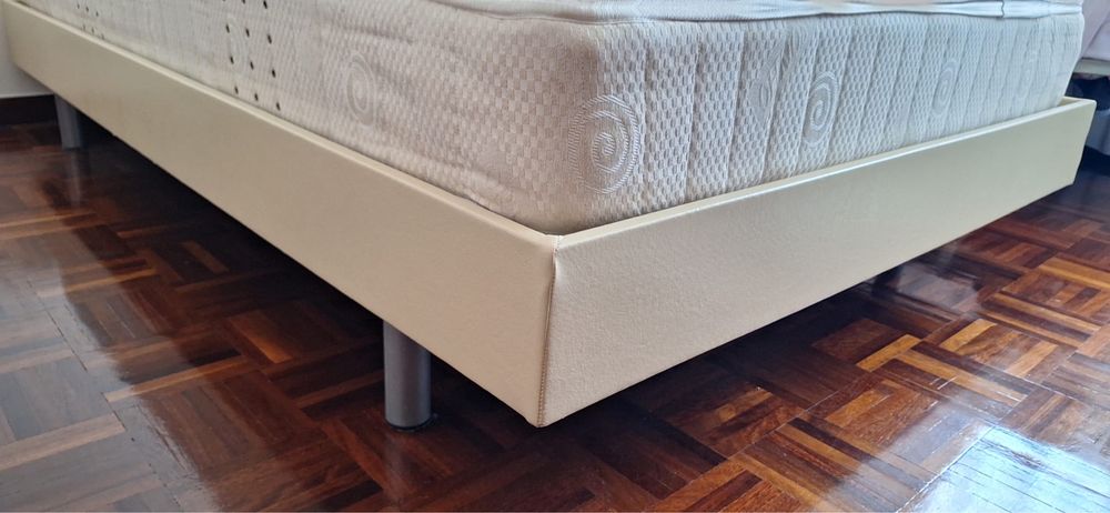 Cama + mesinha de cabeceira