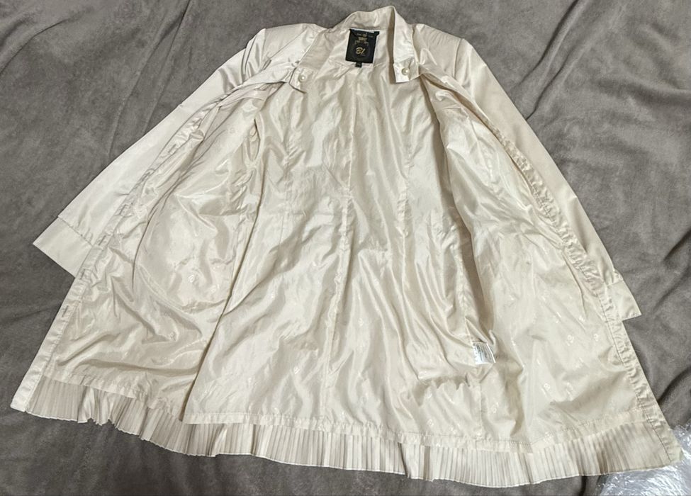 Віддаю безкоштовно легкий плащ для дівчини 44-46 розміру