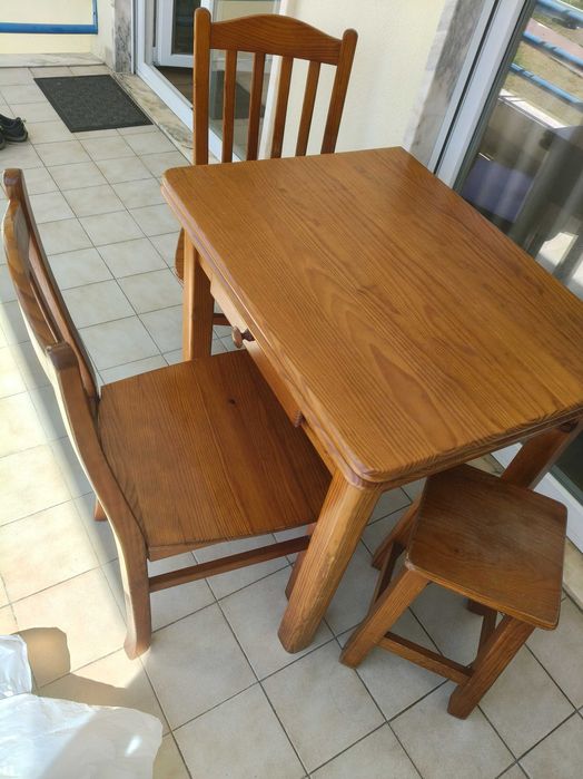 Mesa de cozinha 2 cadeiras e dois bancos