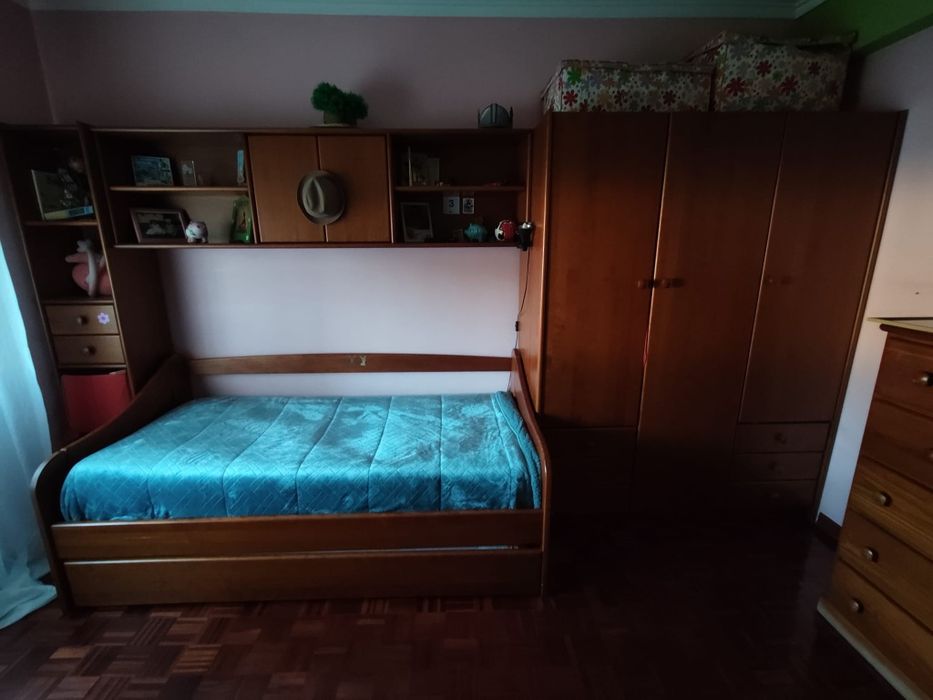Estúdio com duas camas, roupeiro e cómoda em pinho