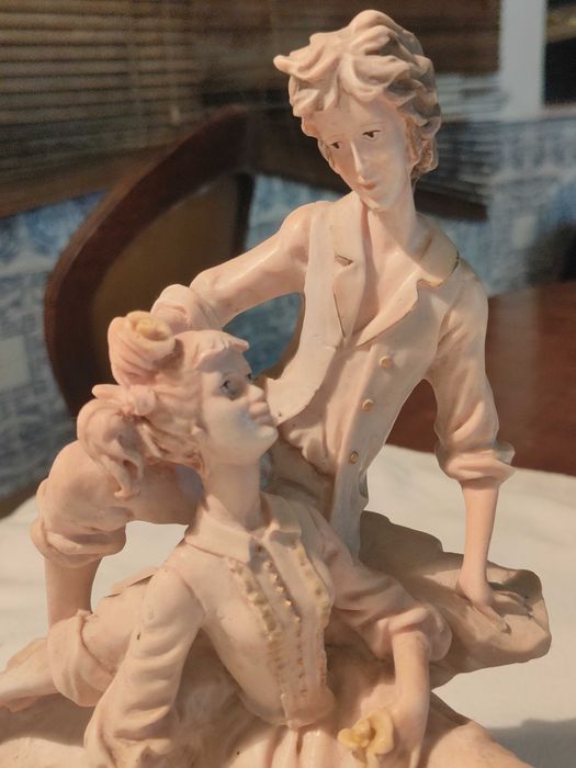 Estatueta em Marfinite Genuina - Cena Romantica