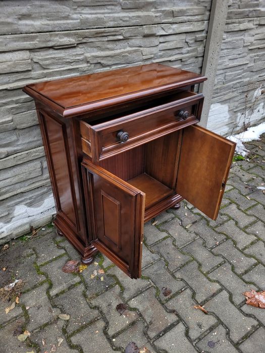 Zgrabna włoska komoda.