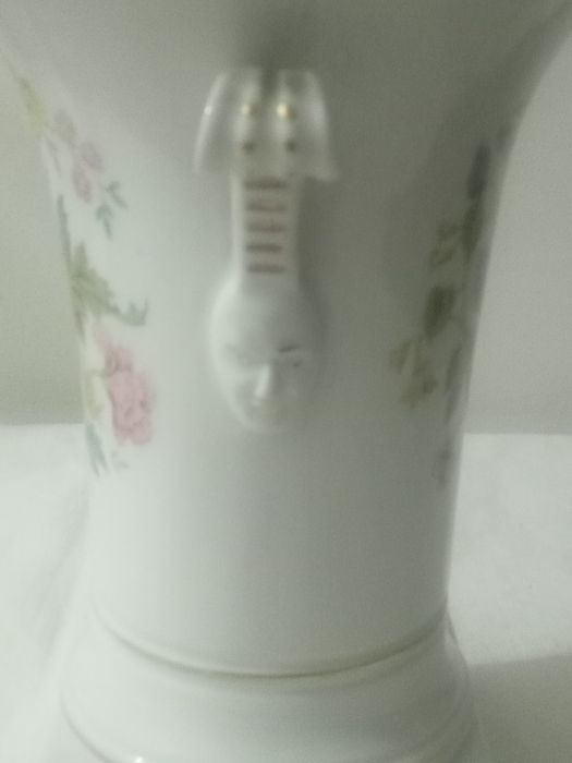 Bela jarra de altar ou outros de porcelana Vista Alegre