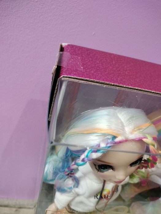 Rainbow High Amaya z tęczową szafą Amayas Rainbow Closet