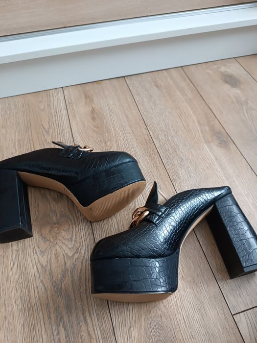 Czarne wysokie obcasy