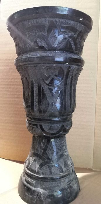 Waza rzeźbiona w węglu