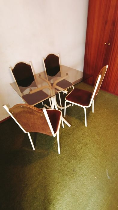 Mesa de vidro retangular com 4 cadeiras