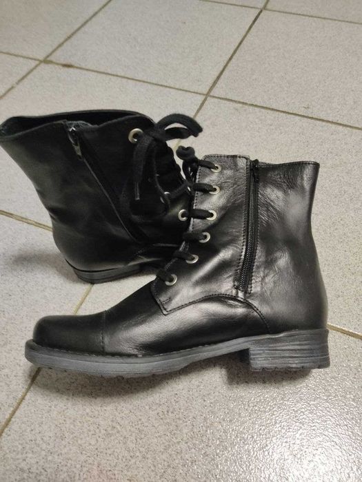 Botas rasas, com cordões e fecho NOVAS