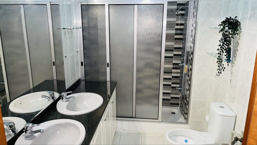 Aluga-se 2 Quartos Completos e Espaçosos para casal, estudantes e trabalhador.
