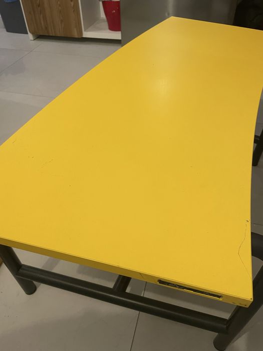 Stolik dziecięcy – solidny, żółty blat, zaokrąglony kształt