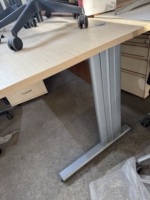 Nowoczesne biurko biurowe 140x80 -  poleasingowe używane meble biurowe