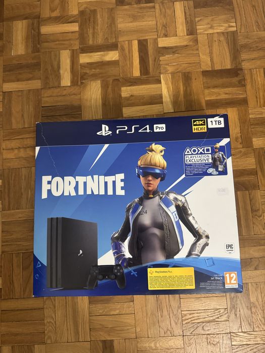 Play Station 4 Pro 1 TB + 2 pady