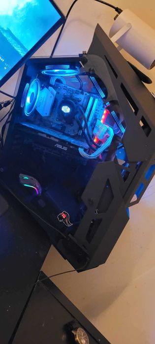 setup gamer com cadeira e  mesa