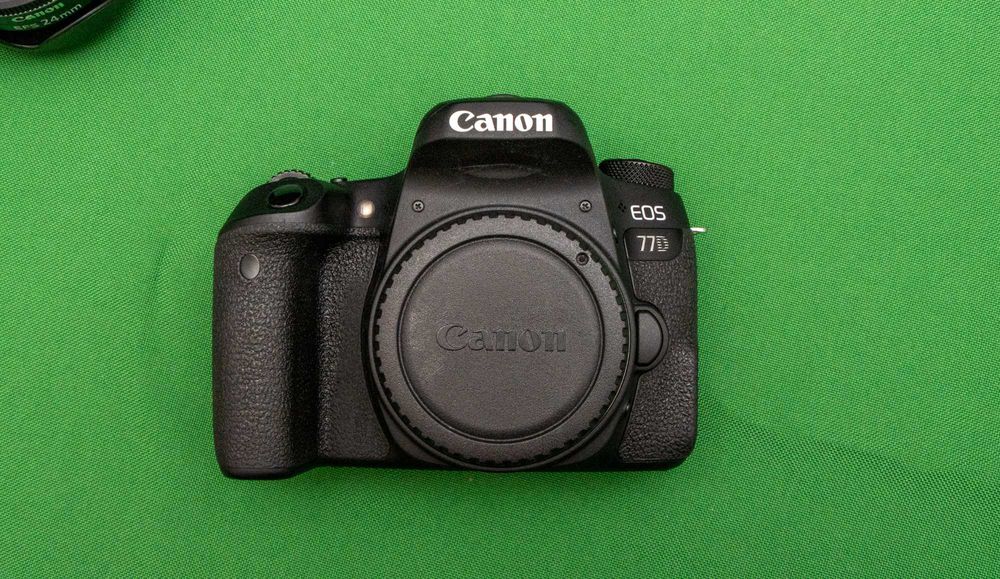 Máquina Fotográfica Reflex CANON EOS 77D + 18-135mm + 24mm