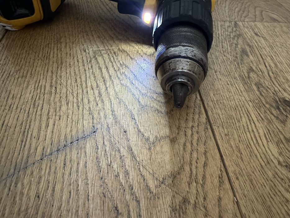 Шуруповерт Dewalt DCD778