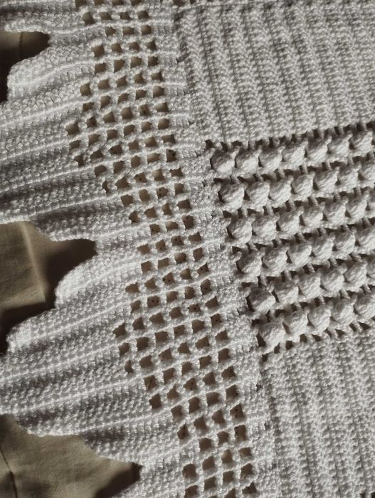 Colcha feita à mão em croché, com um design delicado e textura única