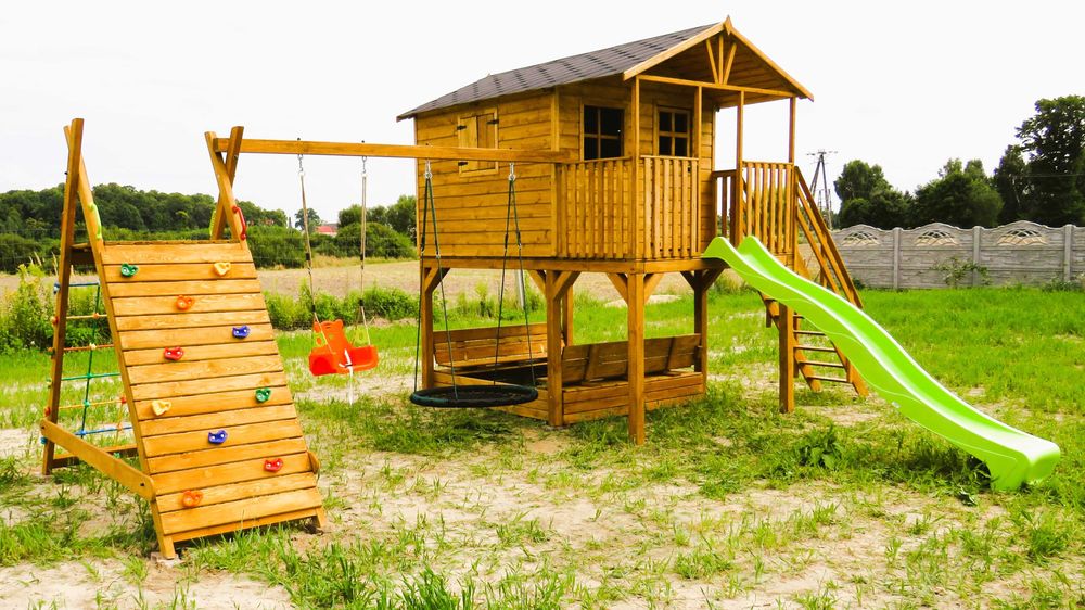 Duży domek z tarasem 2*3m , Plac zabawna podwyższeniu Dodatki: Ślizg/Zjeżdżalnia 3m, Huśtawka, Piaskownica, Ściana wspinaczkowa,  Stolik z ławeczkami