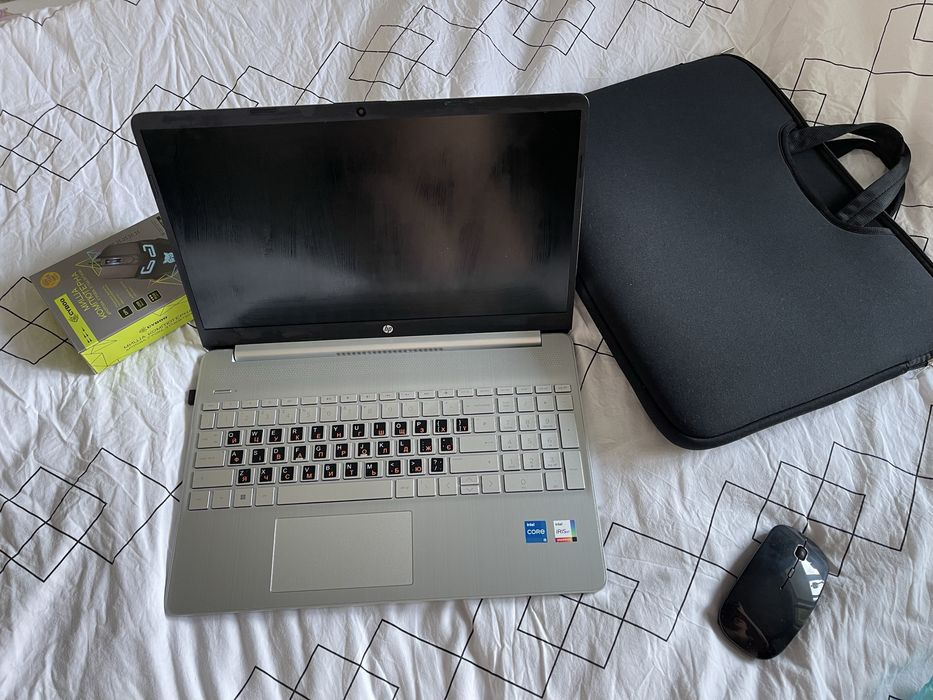 HP 15s i5-1235U / 12GB / SSD 256GB / Intel Iris Xe / Windows 11