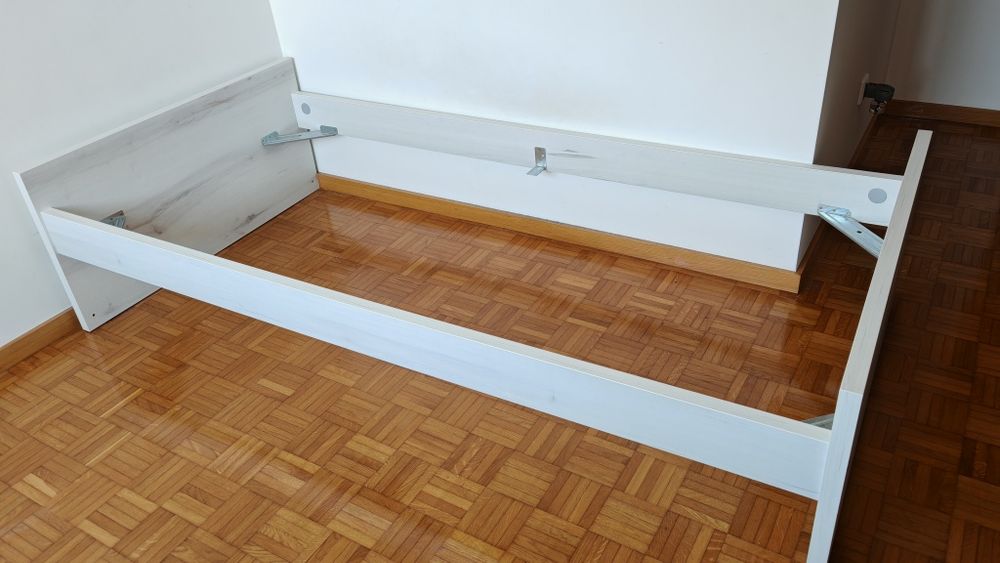 Vendo cama de solteiro muito pouco uso como nova sem colchão nem estrado