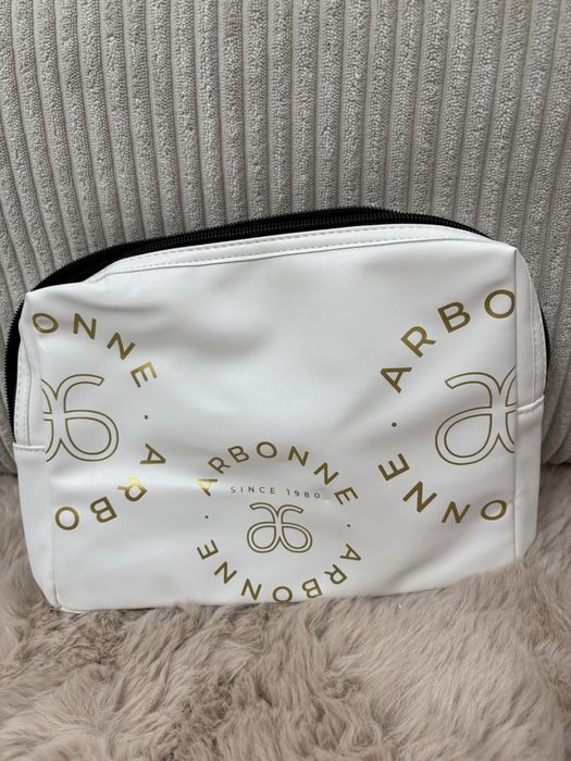 biała kosmetyczka Arbonne