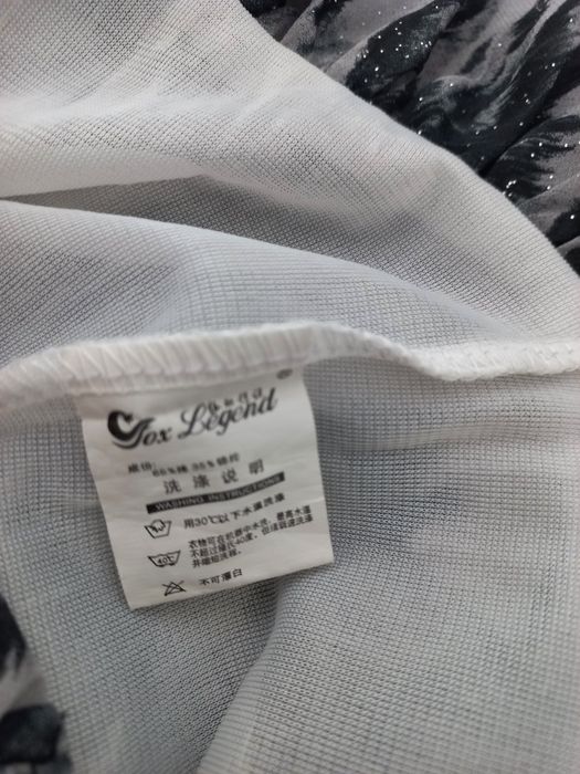 Vestido cinzento de cerimónia com alças, folhos e brilhantes