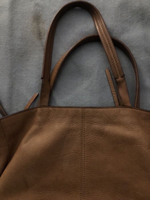 Mala com alças , arrumacão no interior, fecho interior e exterior