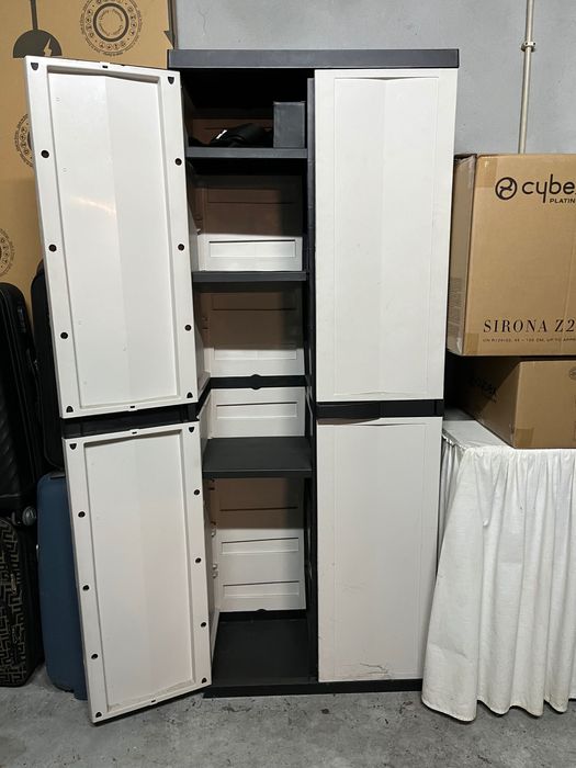 Armário de Resina de interior/exterior com prateleiras ajustáveis.