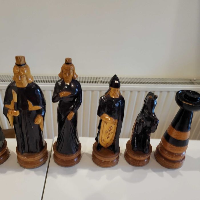 Szachy drewniane ręcznie robione bez szachownicy.