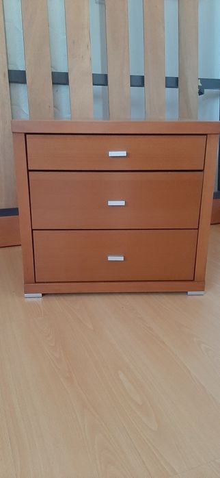 Mobília de quarto em madeira de qualidade – cama + estrado + mesa de cabeceira + colchão