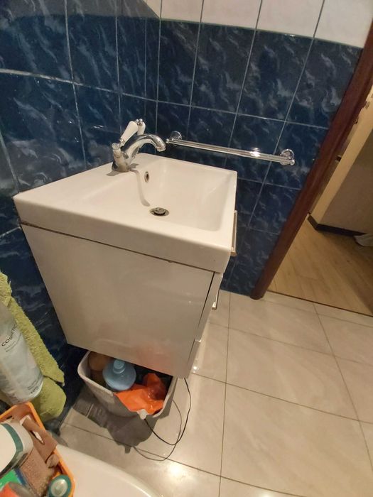 Umywalka z podwieszaną szafką z szufladami