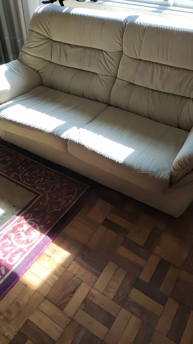 Dois sofás em pele sintetica  beije claro