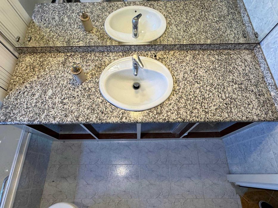 Bancada  em granito com lavatório e quatro portas