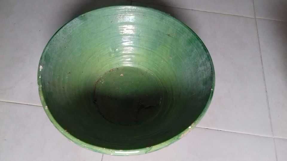 Alguidar de barro muito antigo