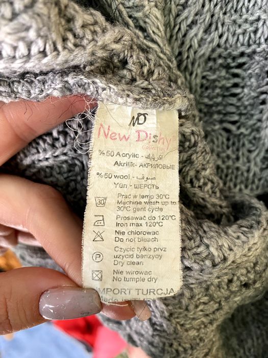 Сірий в'язаний светер.