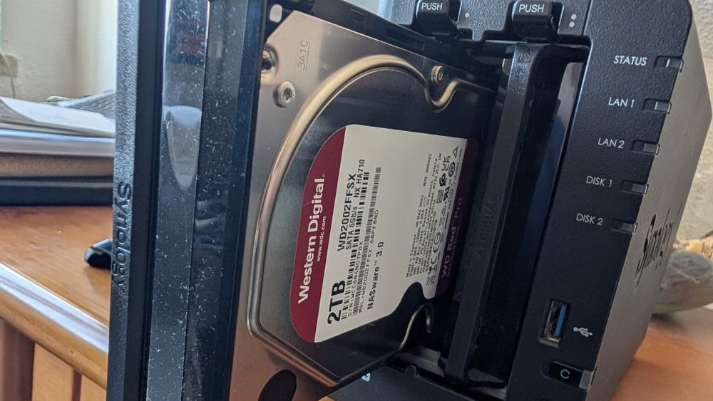 Synology DS220+ (Intel) + 4TB WD Red Pro (Gama Profissional) – Impecável